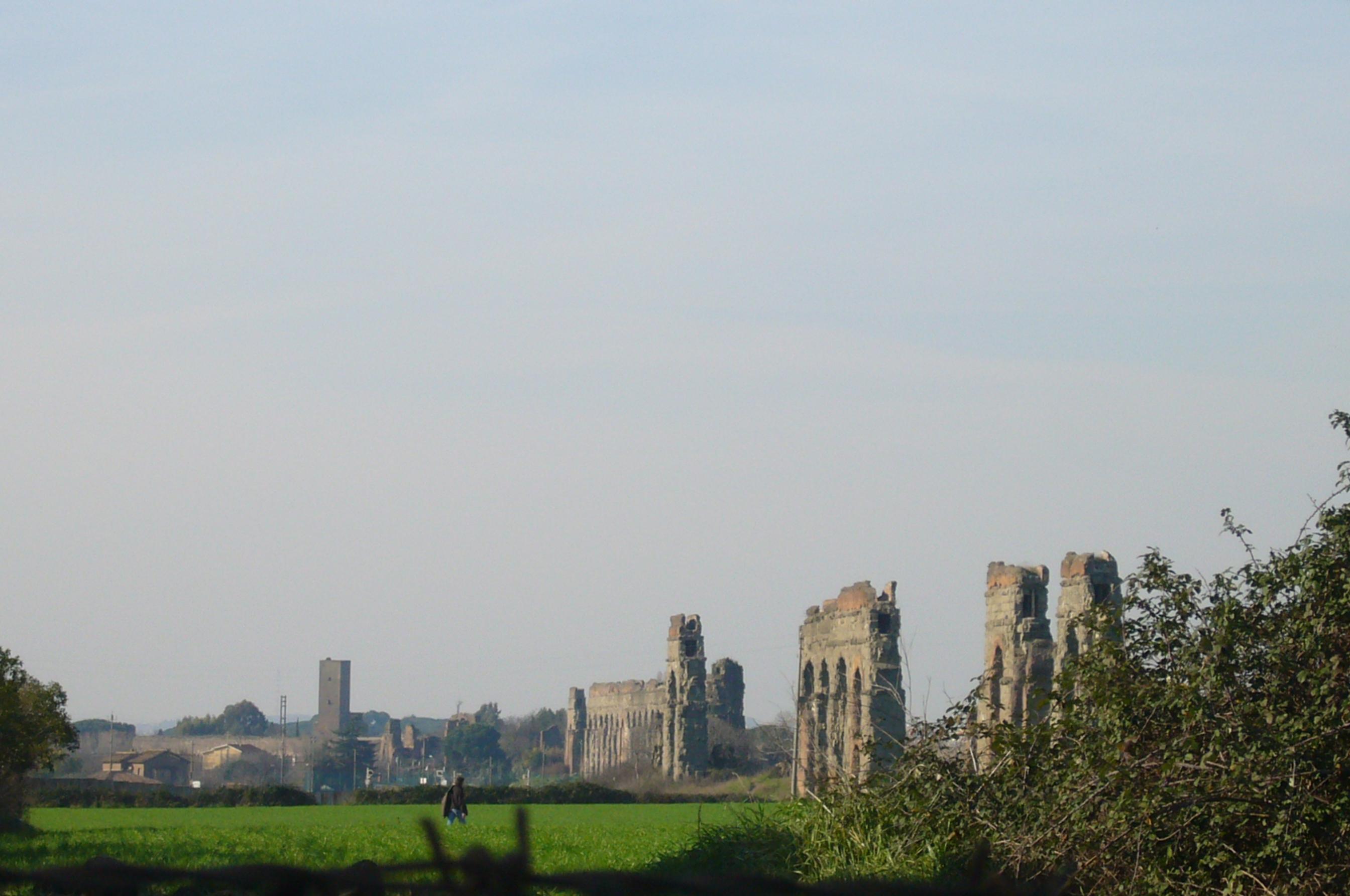 http://upload.wikimedia.org/wikipedia/commons/9/90/Via_Appia_-_acquedotti_1010310.JPG