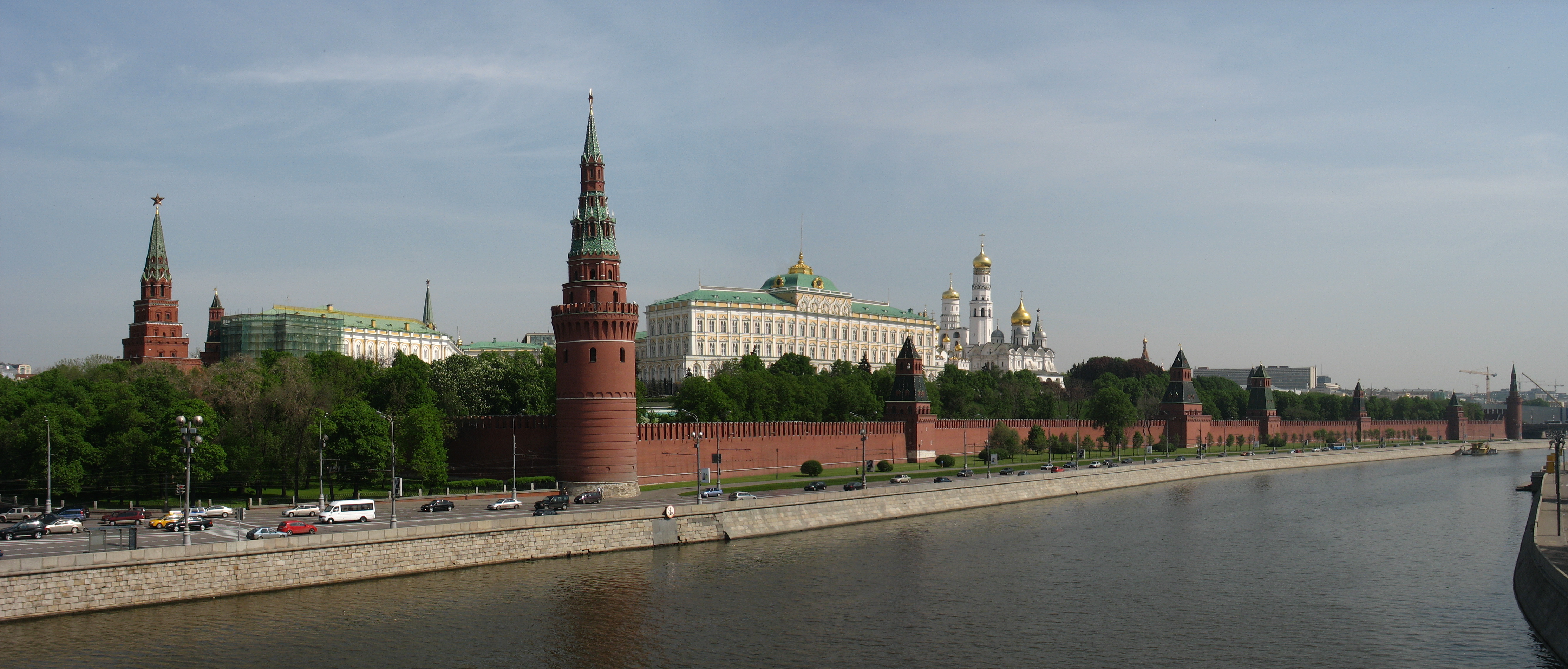 http://upload.wikimedia.org/wikipedia/commons/a/ab/Panorama_of_Moscow_Kremlin.jpg