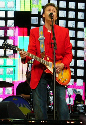 Archivo:Paul McCartney on stage in Prague.jpg