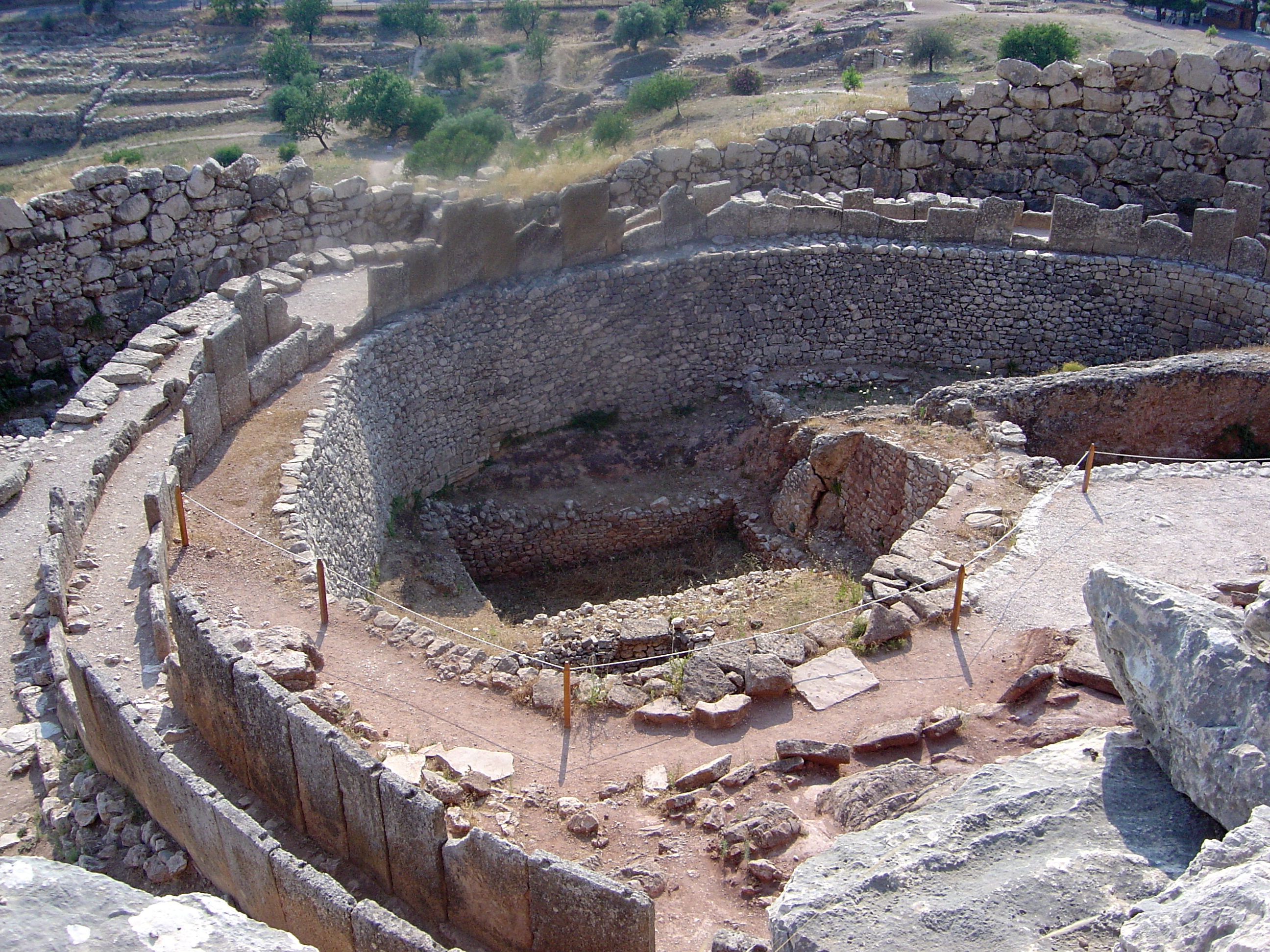 http://upload.wikimedia.org/wikipedia/commons/c/c6/Mycenae_ruins_dsc06388.jpg