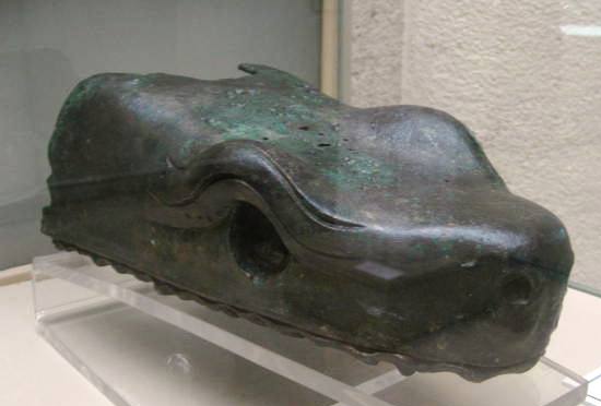 http://upload.wikimedia.org/wikipedia/commons/d/d6/Head_serpent_Hippodrome_Istanbul_Museum_%285%29.JPG