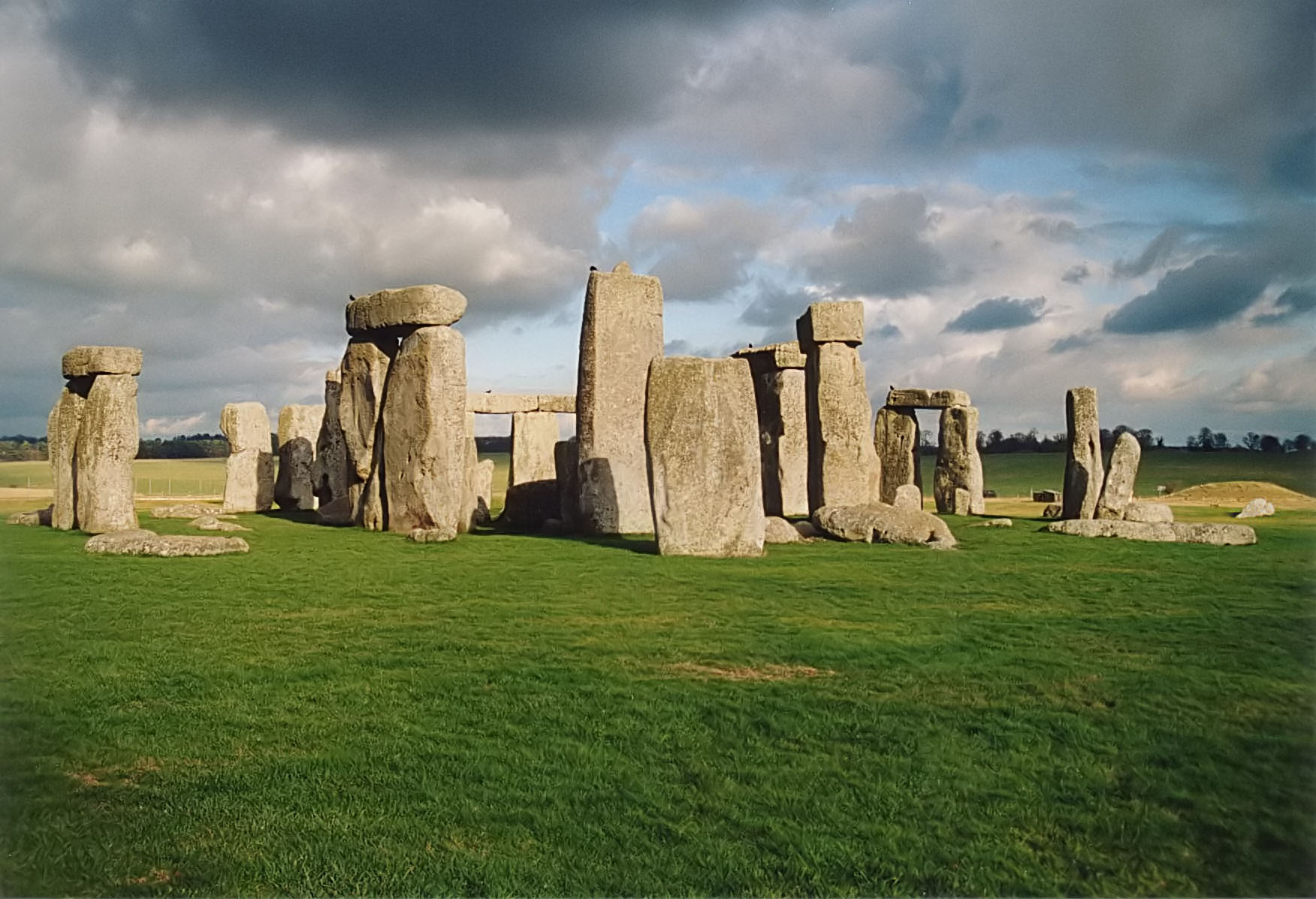 http://upload.wikimedia.org/wikipedia/commons/d/da/Stonehenge_back_wide.jpg