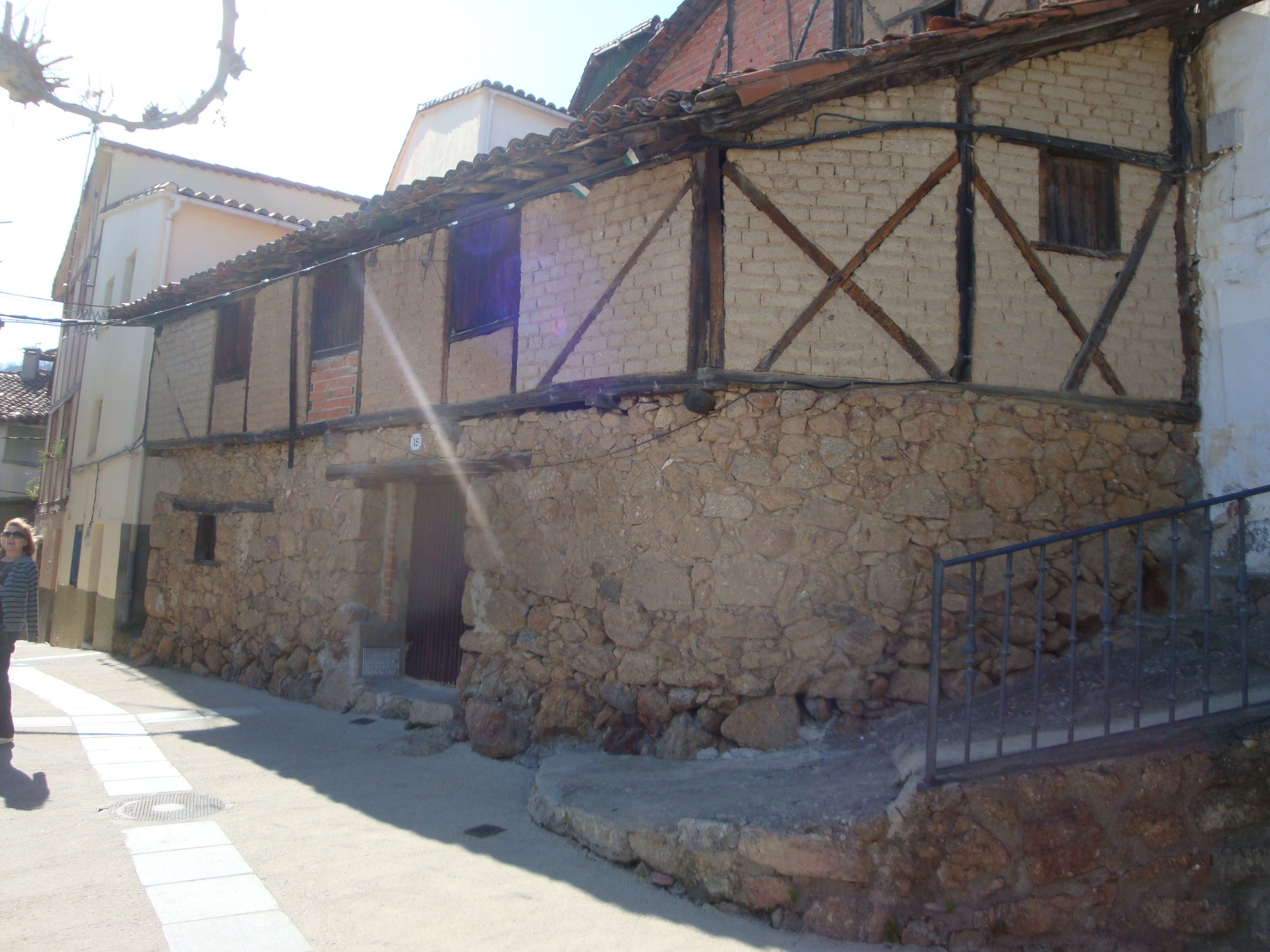 http://upload.wikimedia.org/wikipedia/commons/d/dd/Viviendadeadoberebollar.JPG