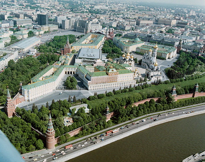 http://upload.wikimedia.org/wikipedia/commons/e/e3/Kremlin_birds_eye_view-1.jpg