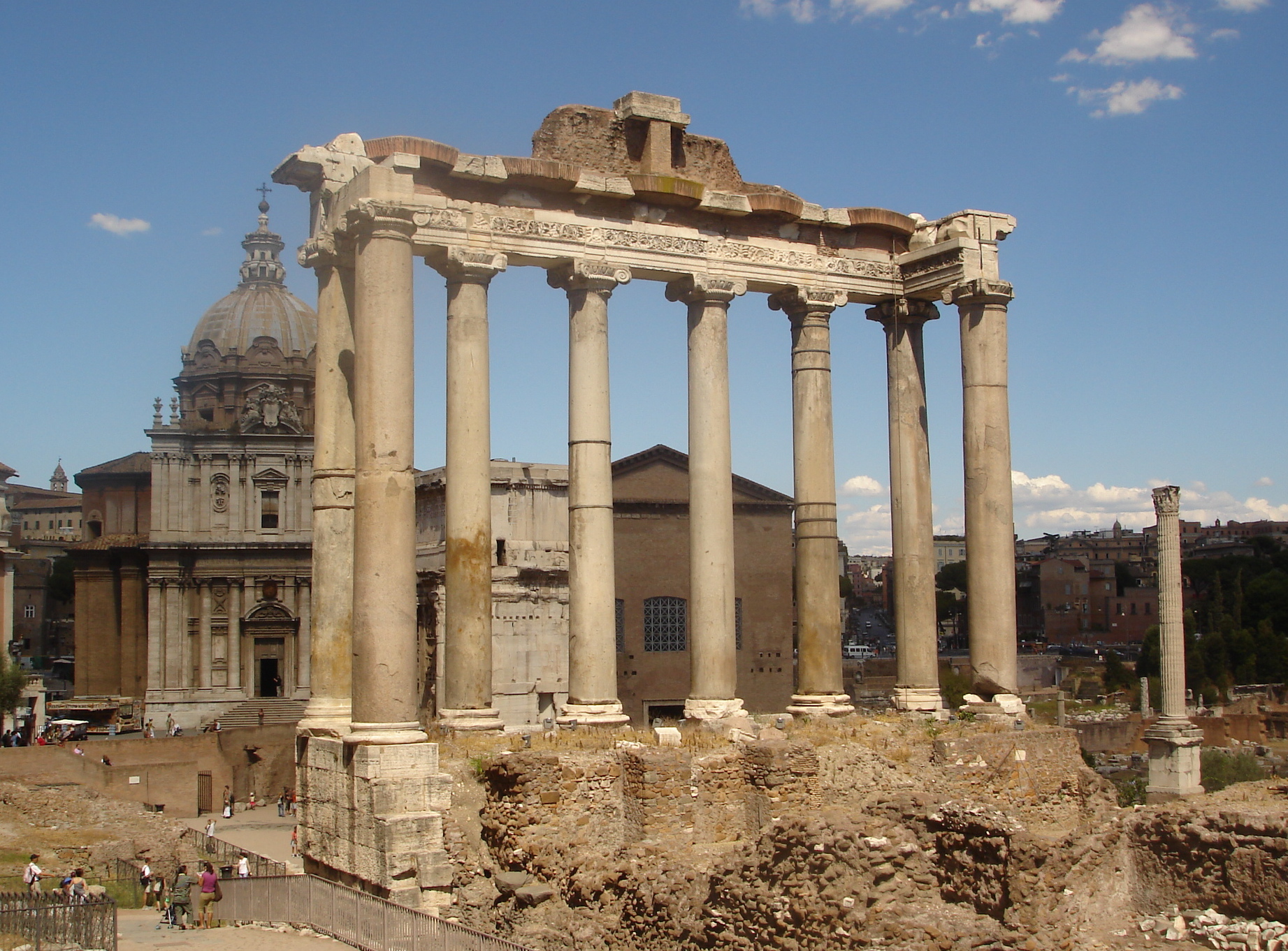 http://upload.wikimedia.org/wikipedia/commons/e/e4/Templo_de_Saturno.JPG