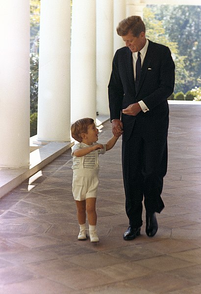 Archivo:Two JFKs.jpg