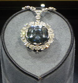 http://upload.wikimedia.org/wikipedia/commons/thumb/3/3c/HopeDiamond1.JPG/250px-HopeDiamond1.JPG