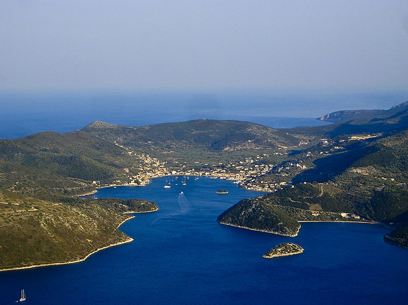 Archivo:Ithaki-Vathy.jpg