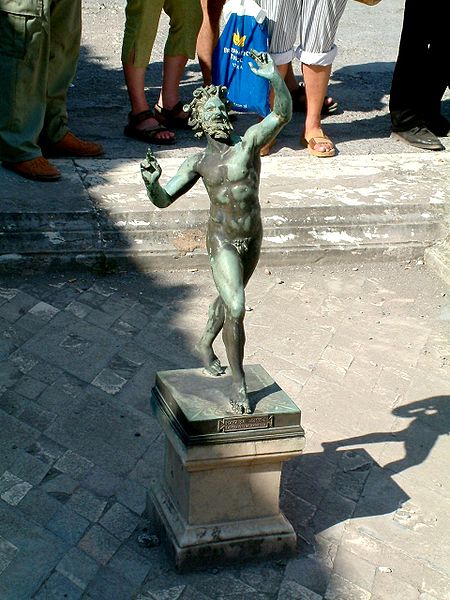 Archivo:Pompeje tanczacy faun.jpg
