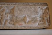Poissons-chèvres, détail d'un bassin cultuel : personnification de l'abîme des eaux douces, domaine du dieu Ea. Calcaire, période médio-elamite.