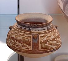 Vase caréné aux échassiers et aux oiseaux aux ailes éployées, Suse I (4200-3800 av. J.-C.), découvert dans la nécropole du Tell de l'Acropole
