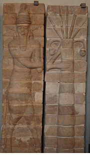 Homme-taureau protégeant un palmier. Panneau de briques moulées, terre cuite, période shutrukide. Trouvé sur le tell de l'Apadana, emplacement de l'ancien temple d'Inshushinak