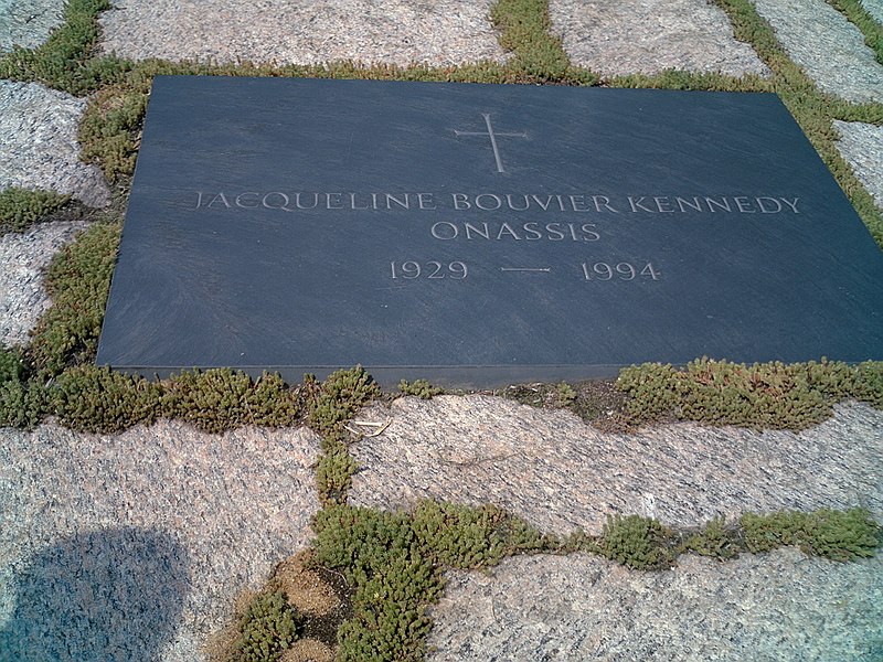 Archivo:OnassisGrave.jpg