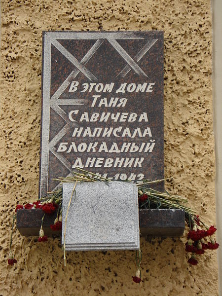Archivo:Tanya Savicheva memorial plaque Saint Petersburg.JPG