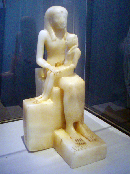 Archivo: AnkhnesmeryreII-y-Son-PepiII BrooklynMuseum.png