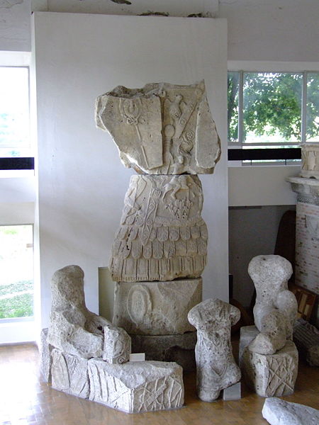 File:TropaeumTraianiTropy.JPG
