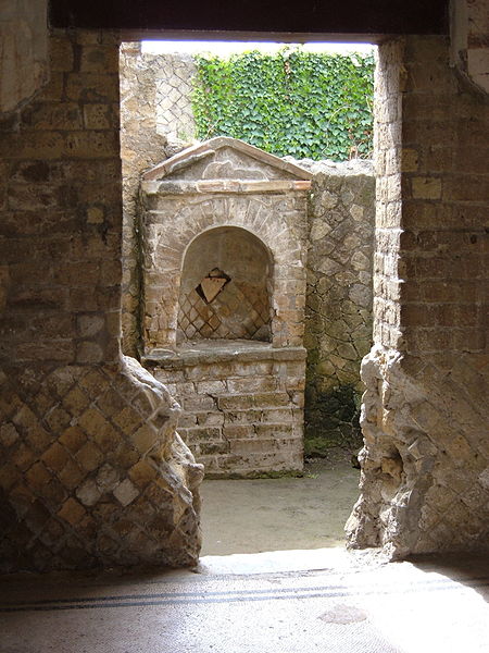 Archivo:House altar, Herculaneum 2005.jpg