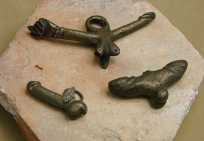 Archivo: amuletos phalliques gallo-romaines Musée Saint-Remi 120208.jpg