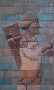 Lancier, détail de la frise des archers du palais de Darius. Bas-relief de briques émaillées, vers 510 av. J.-C.