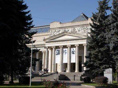 http://www.museosyexposiciones.com/wp-content/uploads/2007/12/museo_pushkin_moscu.jpg
