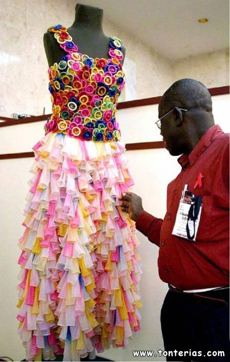 http://www.tonterias.com/wp-content/uploads/2008/03/20080313085708_vestido-preservativos.jpg