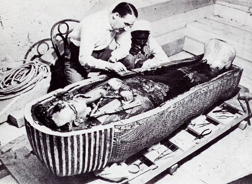 http://sobreegipto.com/wp-content/uploads/2009/06/howard-carter-limpia-el-cofre-del-rey-tut.jpg