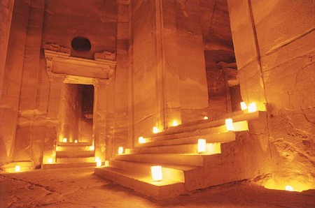 Imagen nocturna de Petra en Jordania